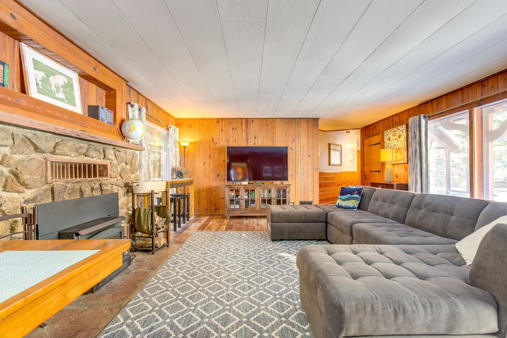 Charming Idaho Springs Retreat on Chicago Creek!