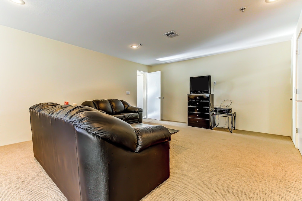 Modern 1BR Mountain View Balcony Steps to Lift