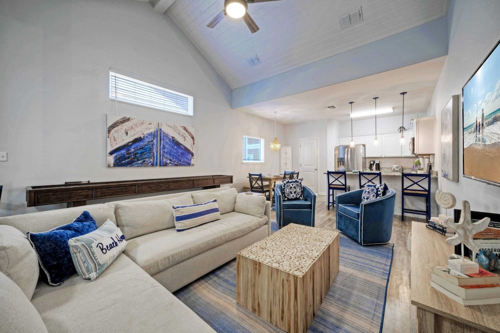 Sleeps 29, 3 Homes Beachside Resort Pool, Walk to the Beach