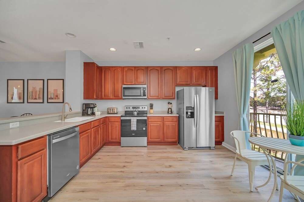 Spacious and Modern Townhome! Close to Attractions and Conventions Center! 3vc5014-10