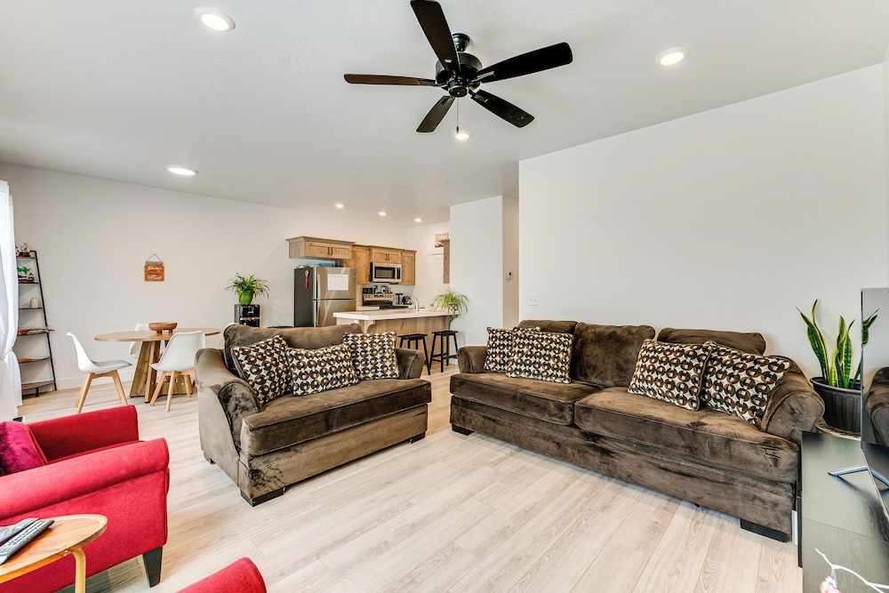 5 Mi to Trails: Townhome in Eagle Mountain