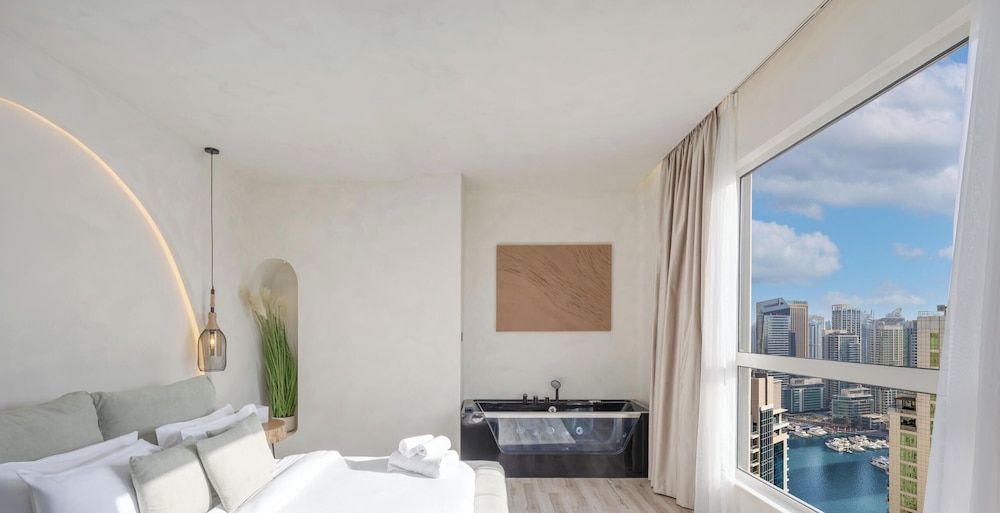 LUX Contemporary Marina View Suite 7