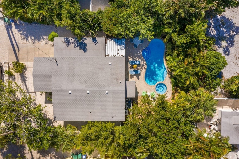 Mermaid's Treasure 2 Bedroom Home by RedAwning view 5