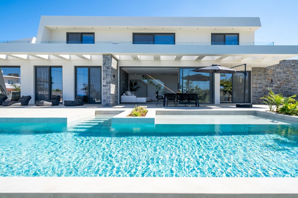Aethra Grand- Luxury 5-bed Villa 850m From Beach