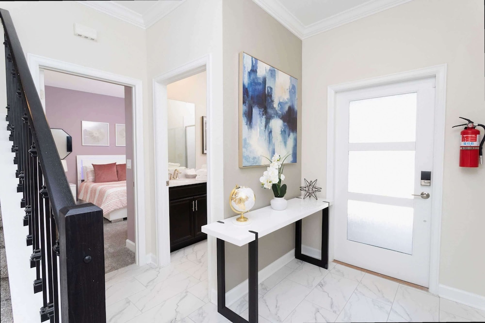 Stylish 4Bd w Lake View Pool Kids Themed Room
