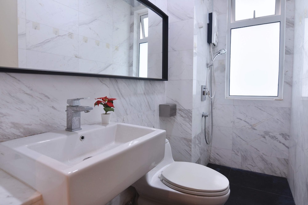 Cozy 1BR Suite at Tritower Steps to JB CIQ