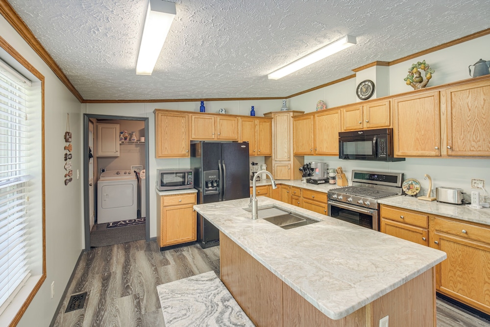 1 Mi to Geneva SP: Family Home w/ Game Room & Yard