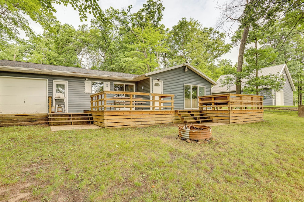 Lakefront Home w/ Deck: Central Michigan Escape!