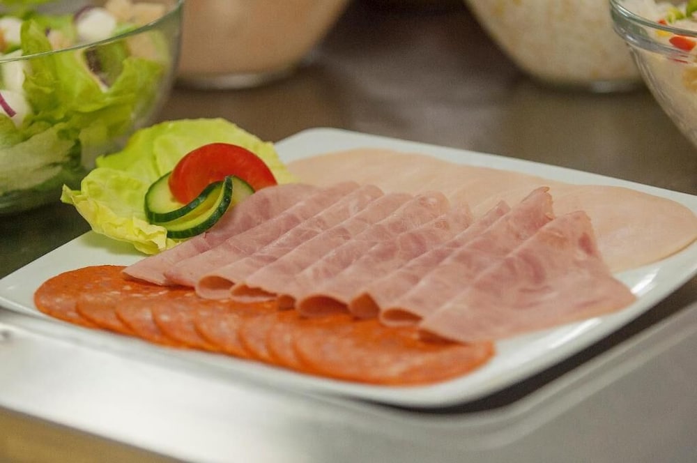 FREE PARKING, FREE BREAKFAST, only 15 minutes to City Center