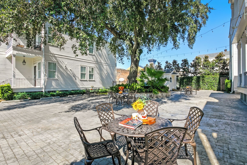 Residences Du Carondelet by Hosteeva