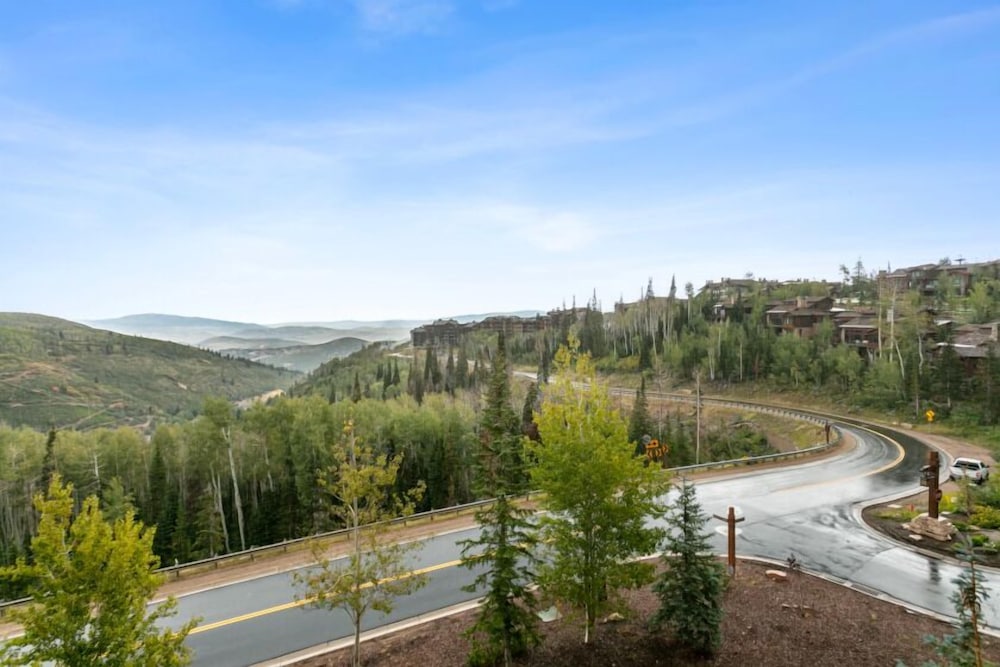 Grand Lodge - 3 Bedroom Deluxe #407 - Ski-in/out 3 Condo