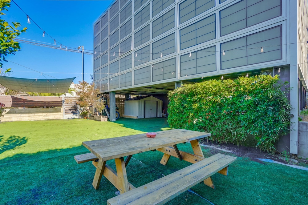 Modern Penthouse in Venice Beach-the Steel Rose-