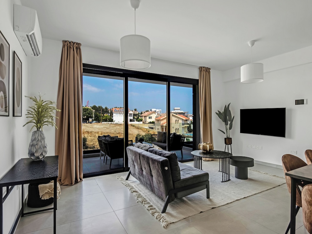 Sanders Elgio - Pleasant 2-bdr Apt w Balcony