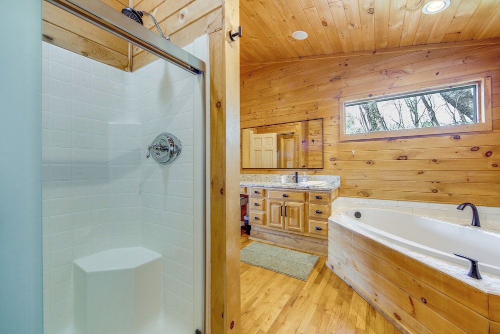 10 Mi to Waynesville: Cabin w/ Hot Tub & Mtn Views