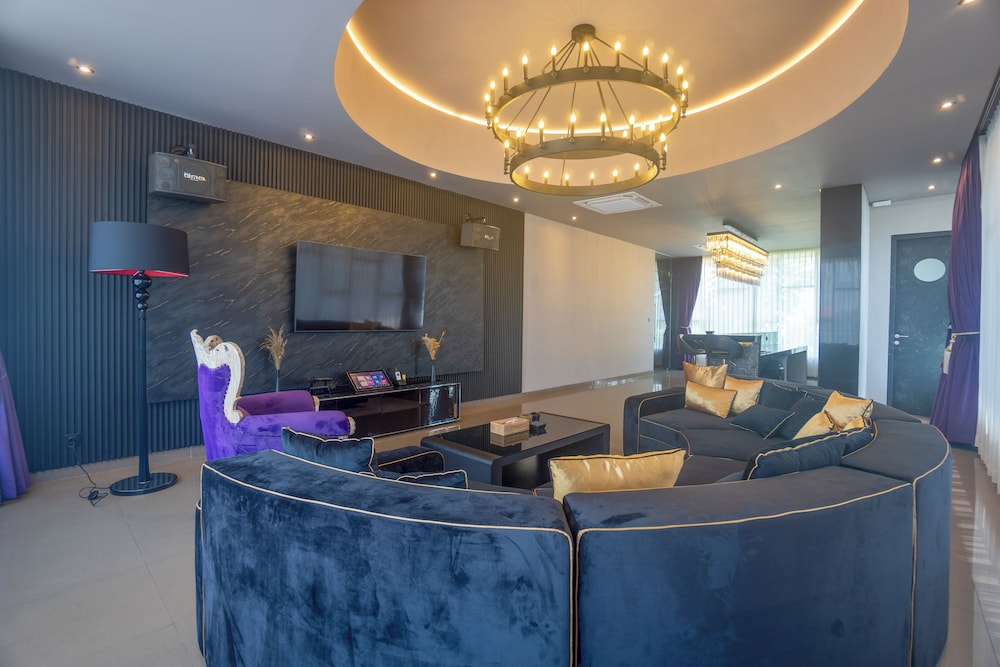 Exquisite 5BR Villa: Premier Luxury in Seminyak