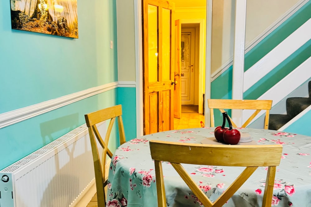 House - Sleeps 9 - Garden - Pet Friendly - Parking