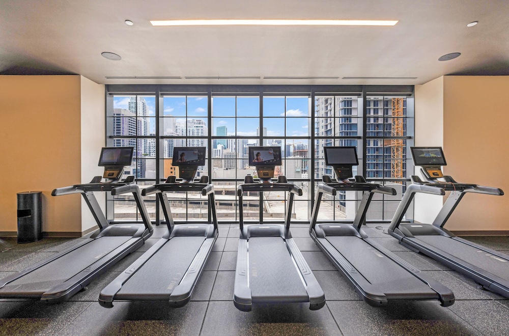 Downtown 1BR Apt with Skyline Views