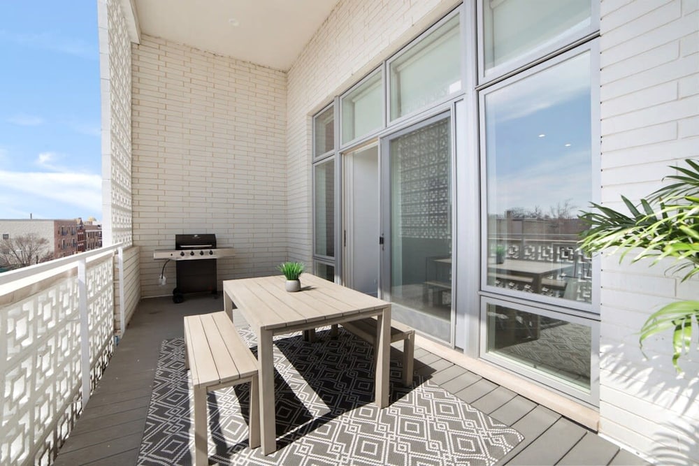 4-bedroom Penthouse w 2 Large Balconies Rooftop