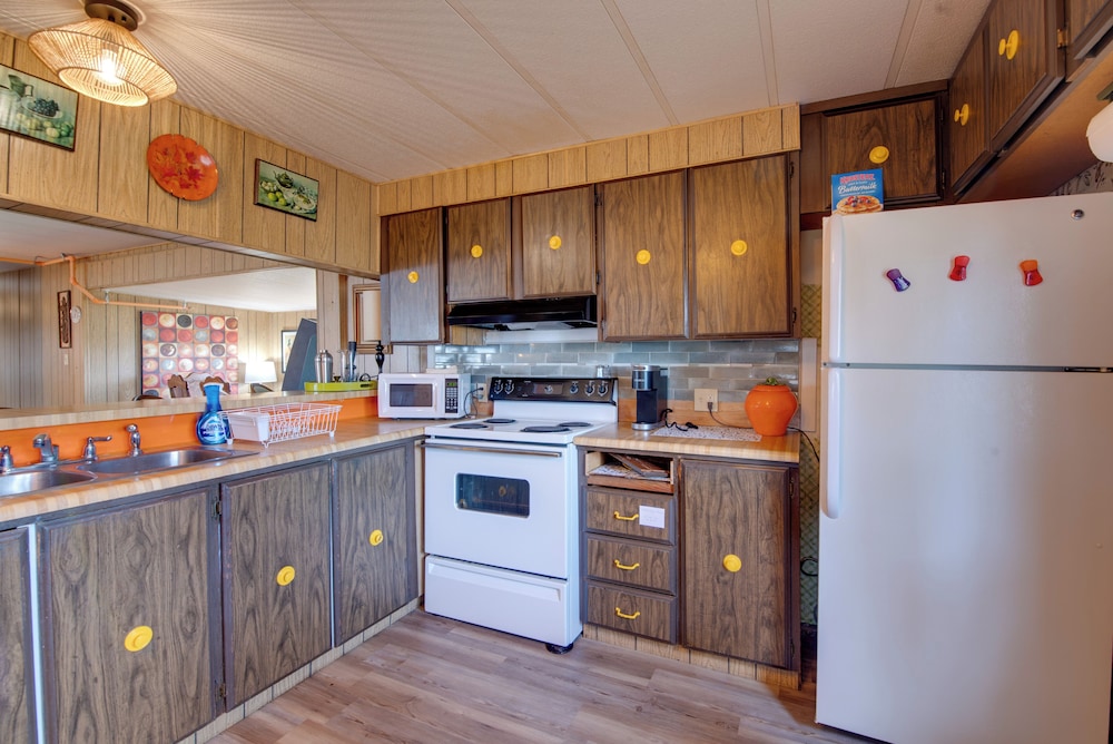 Walk to Beach! Fun Retro Retreat in Ocean Shores