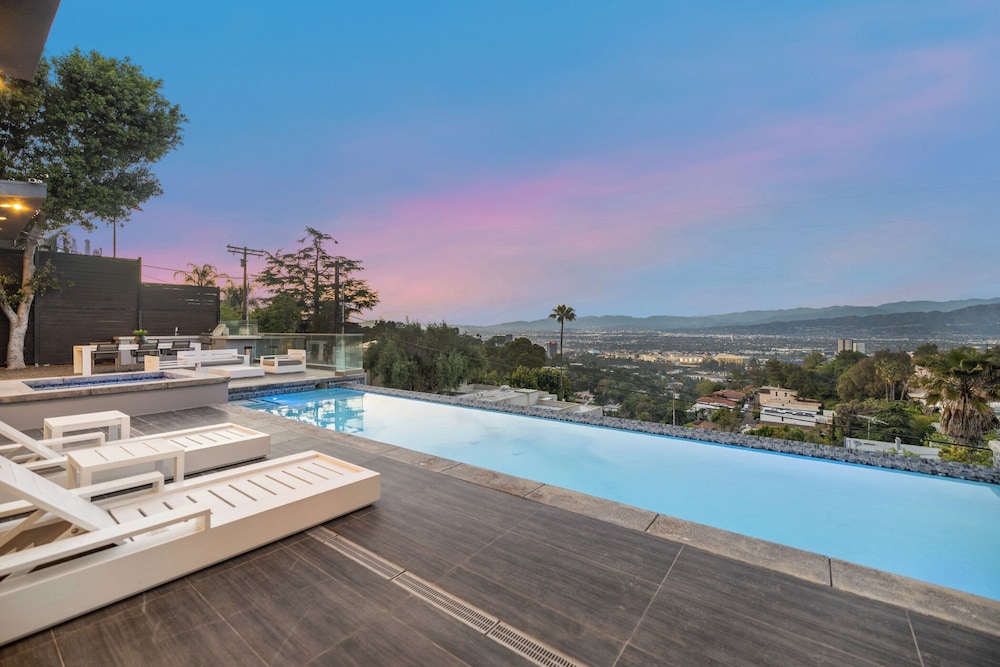 Mulholland View - Mid-century Modern Escape w/ Infinity Pool