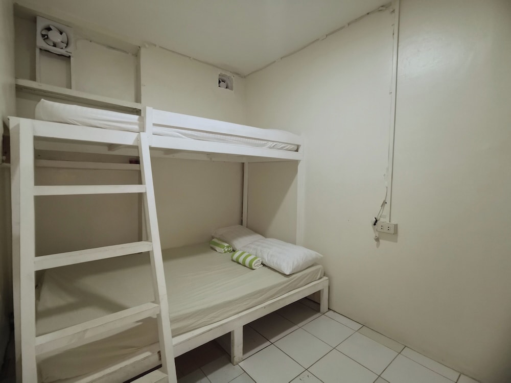 Resort’s Side Hostel near Shangrila