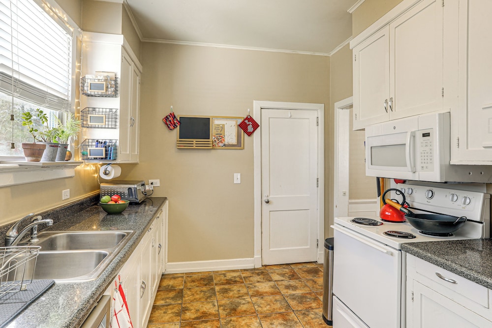1 Mi to Ole Miss: Family-friendly Home!