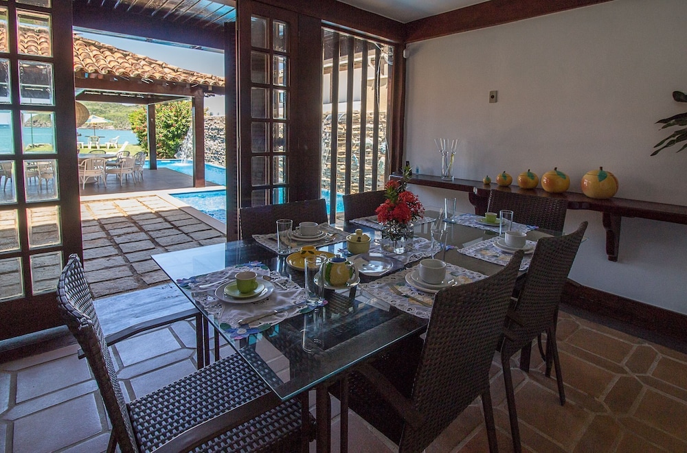 Casa com Cinco Quartos Pé na Areia