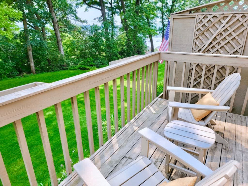Charming Bayview - Downtown Condo With Pool
