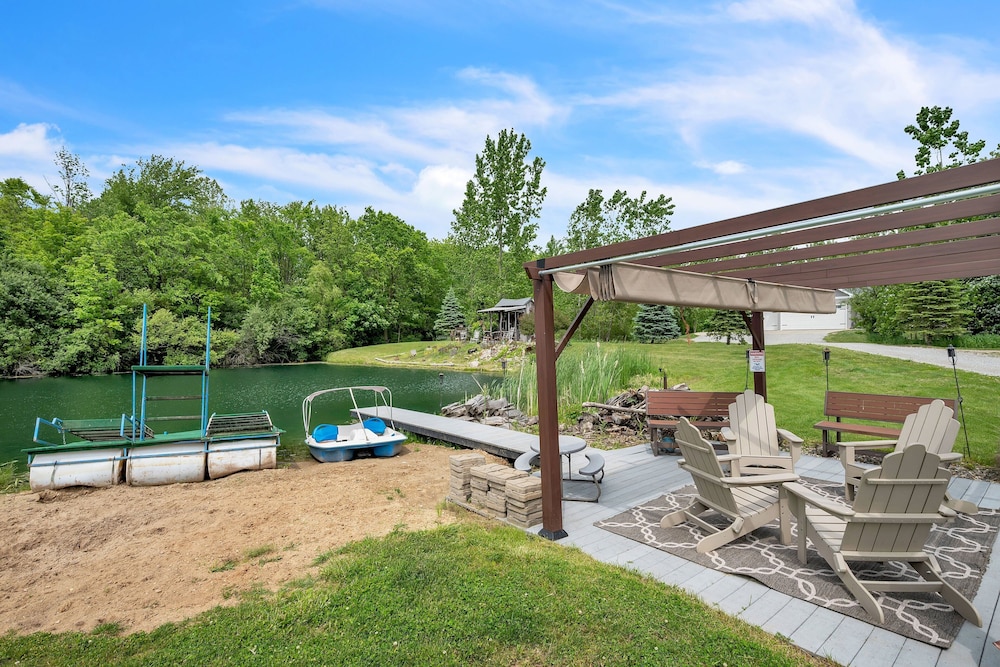 Lakeside Retreat With Hot Tub & Game Room 3 Bedroom Home