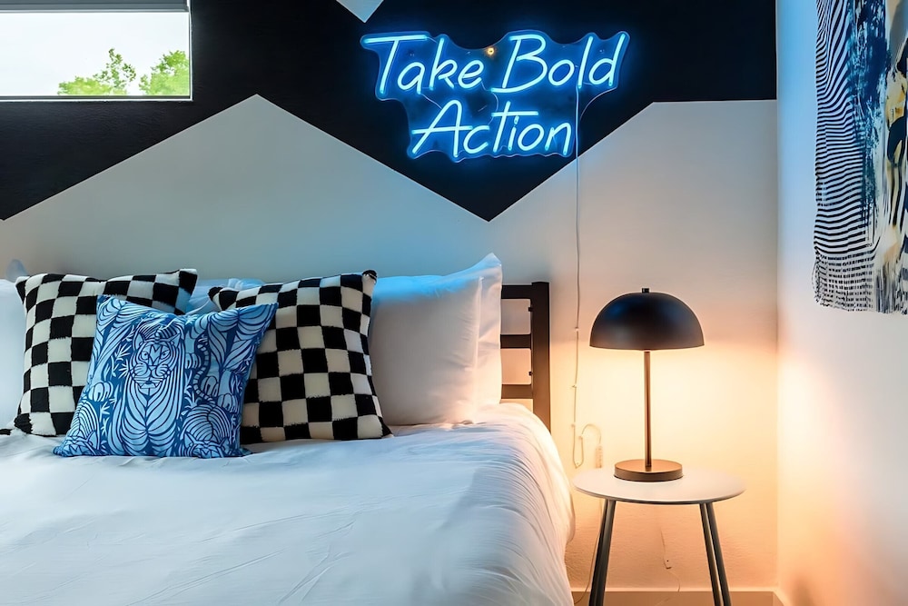 Downtown Austin Oasis w Pool & Hot Tubsleeps 16