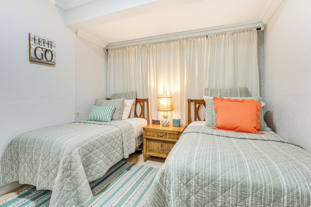 Fish, Swim & Relax Poolside! Deerfield Beach Oasis