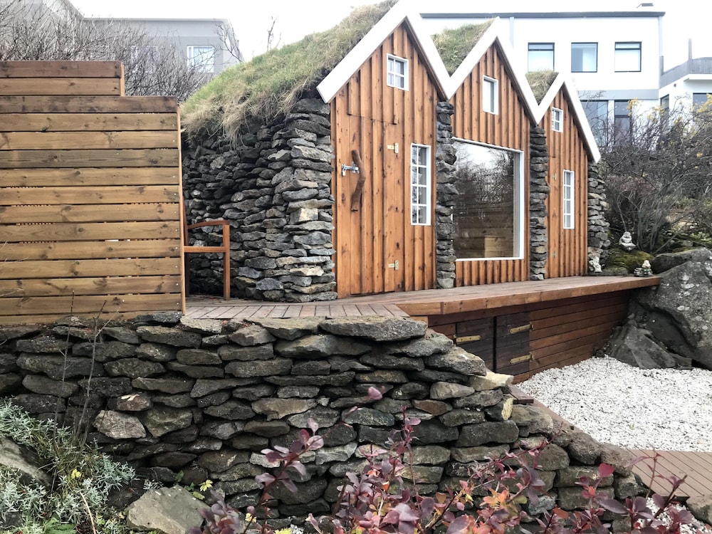 ICELAND SJF Villa , Hot tub & Outdoor Sauna Amazing Mountains View - 15 min to downtown