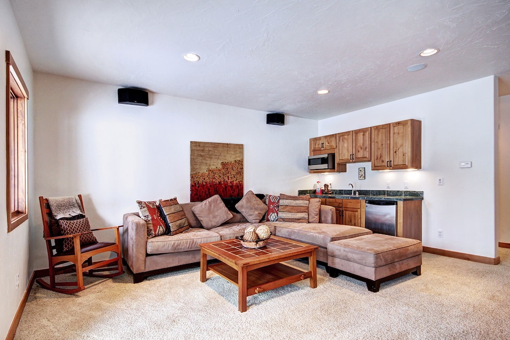 Pine Needle Lodge 5 Bedroom Home by RedAwning