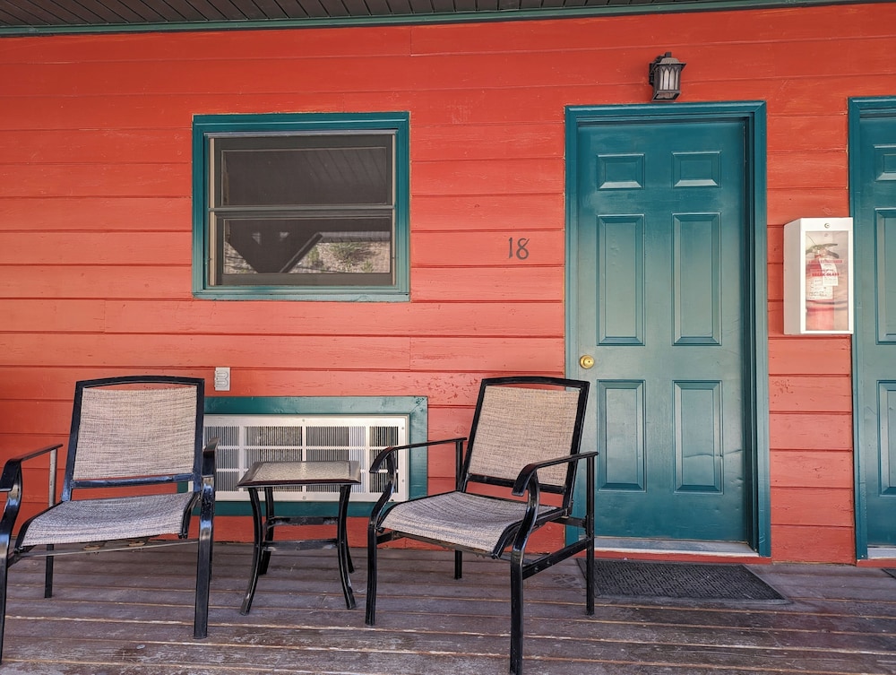 Ponderosa Pines Inn and Cabins