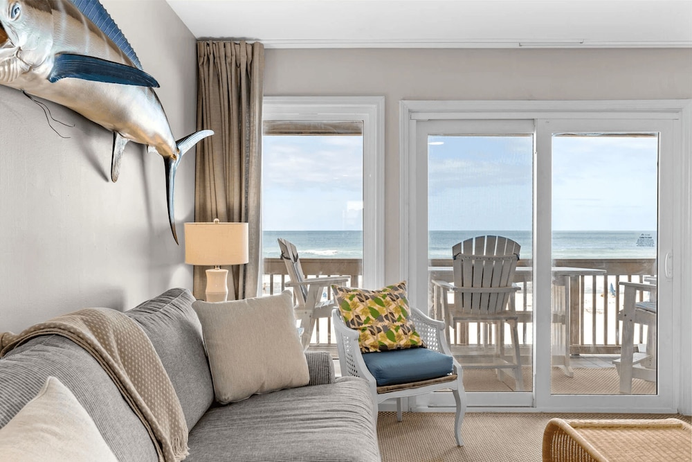 Blue Marlin by Avantstay Beachfront w Views Pool Access Beach Chairs