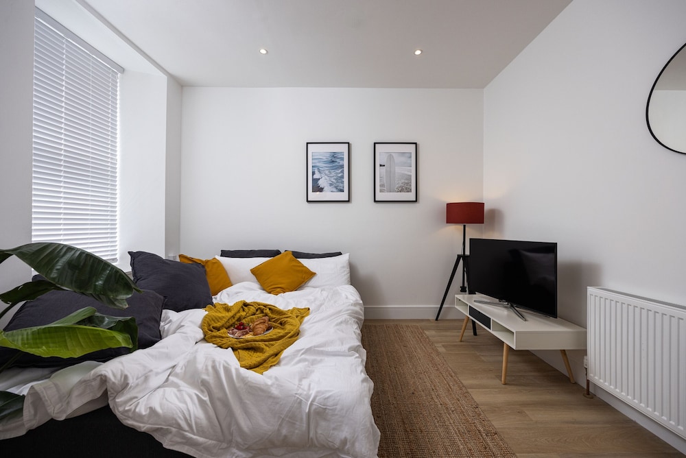 Plymouth City Centre Apartment-Sleeps 4 view 4