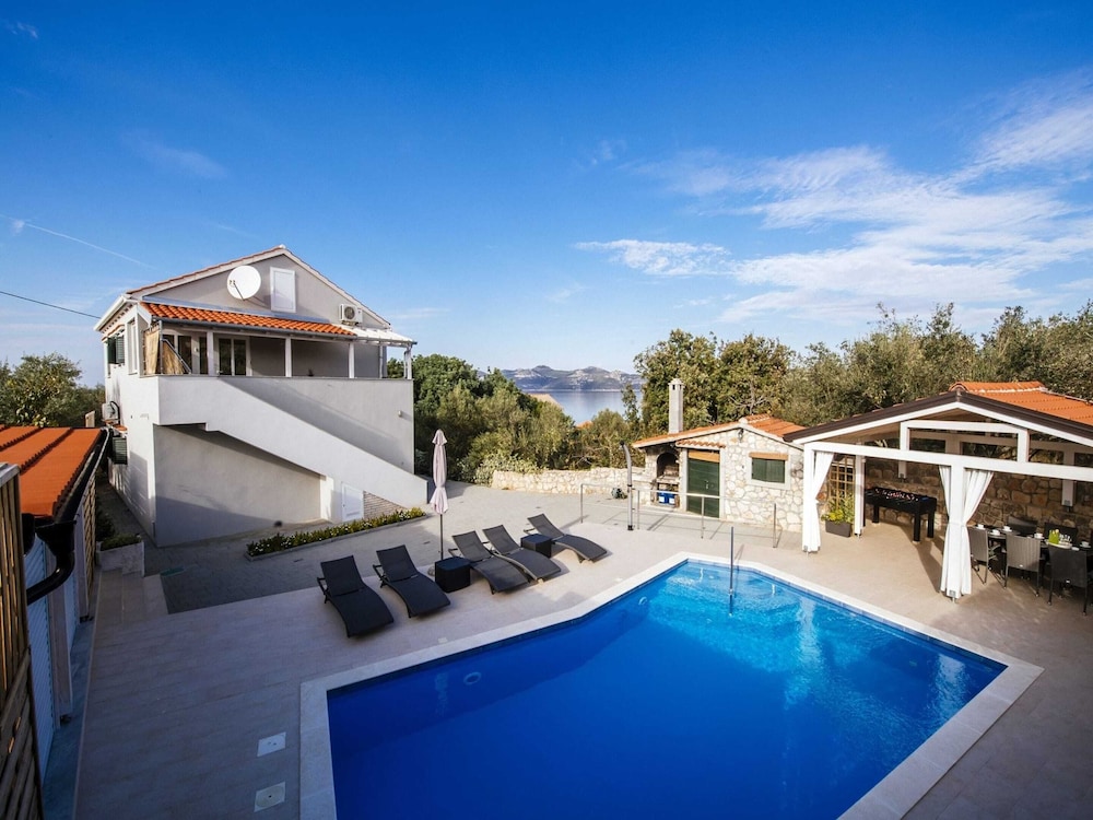 Beautiful Holiday Home in Mali Iz With Pool view 5