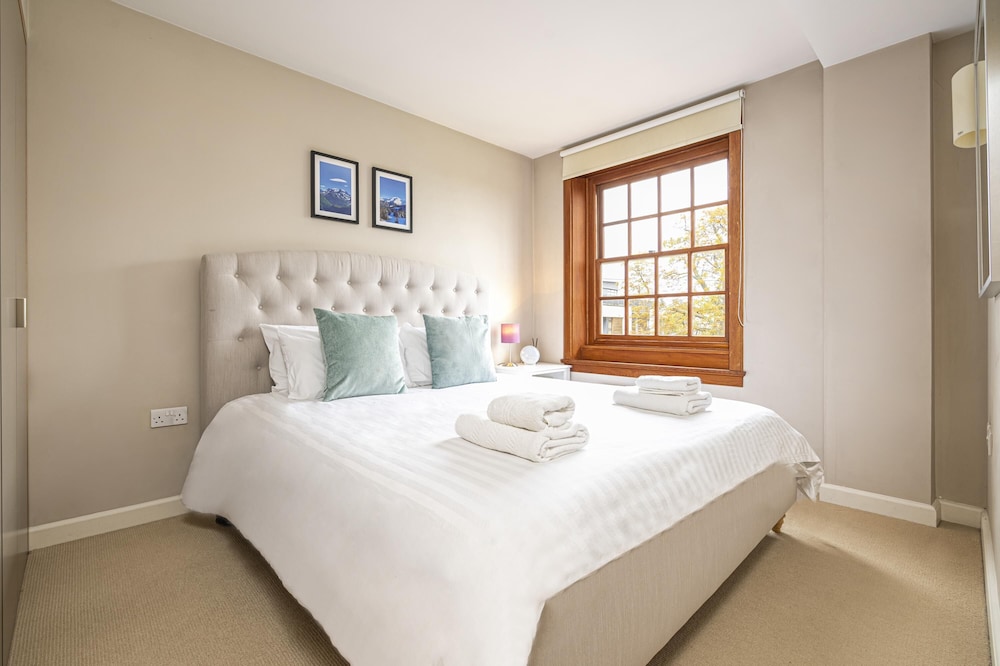 Peaceful Putney Apartment by Underthedoormat