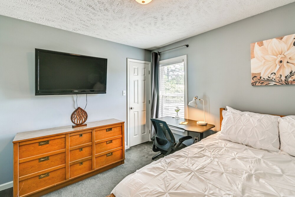 Large Yard, Office Space: Fayetteville Family Home