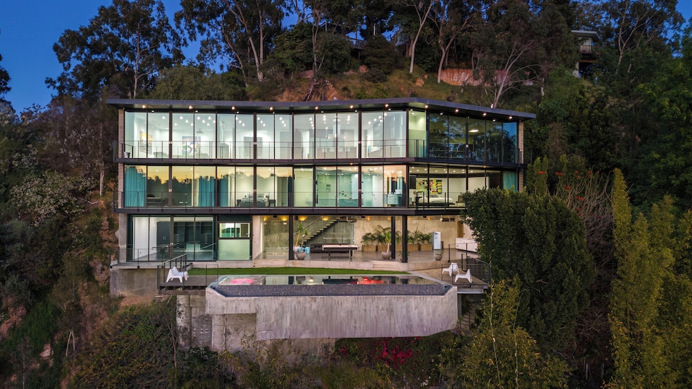 Glass Mansion - Chic Glass Villa in LA Hills With Views, Style & Serenity