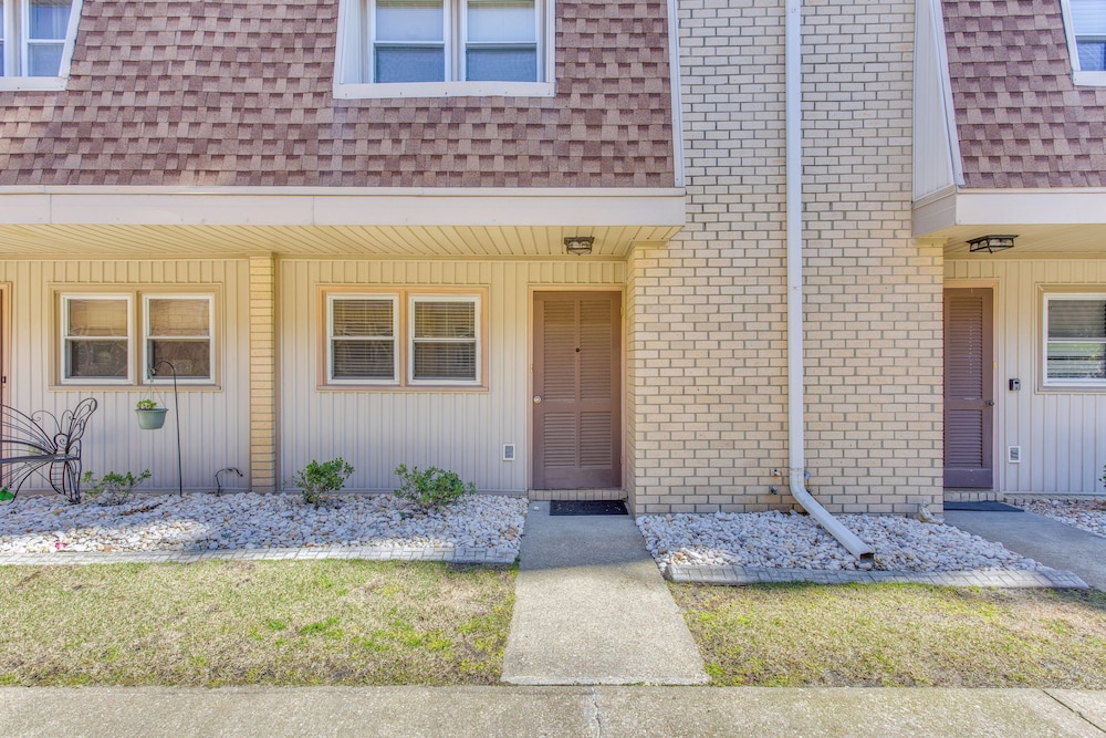 Walk to Myrtle Beach: Townhome w/ Pool Access