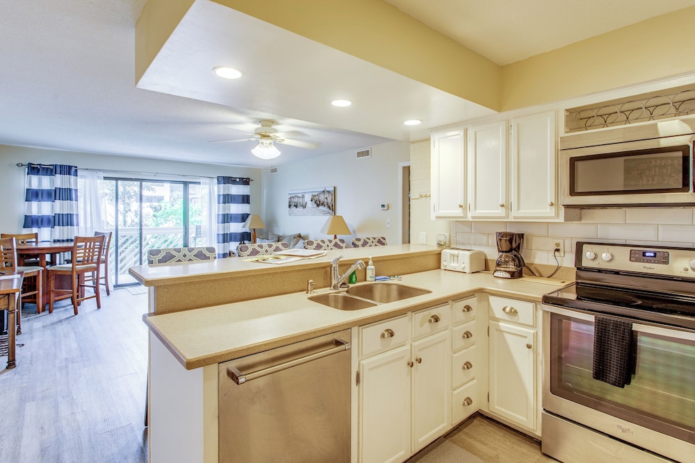 Direct Beach Access! Walkable Condo on Ocean Blvd