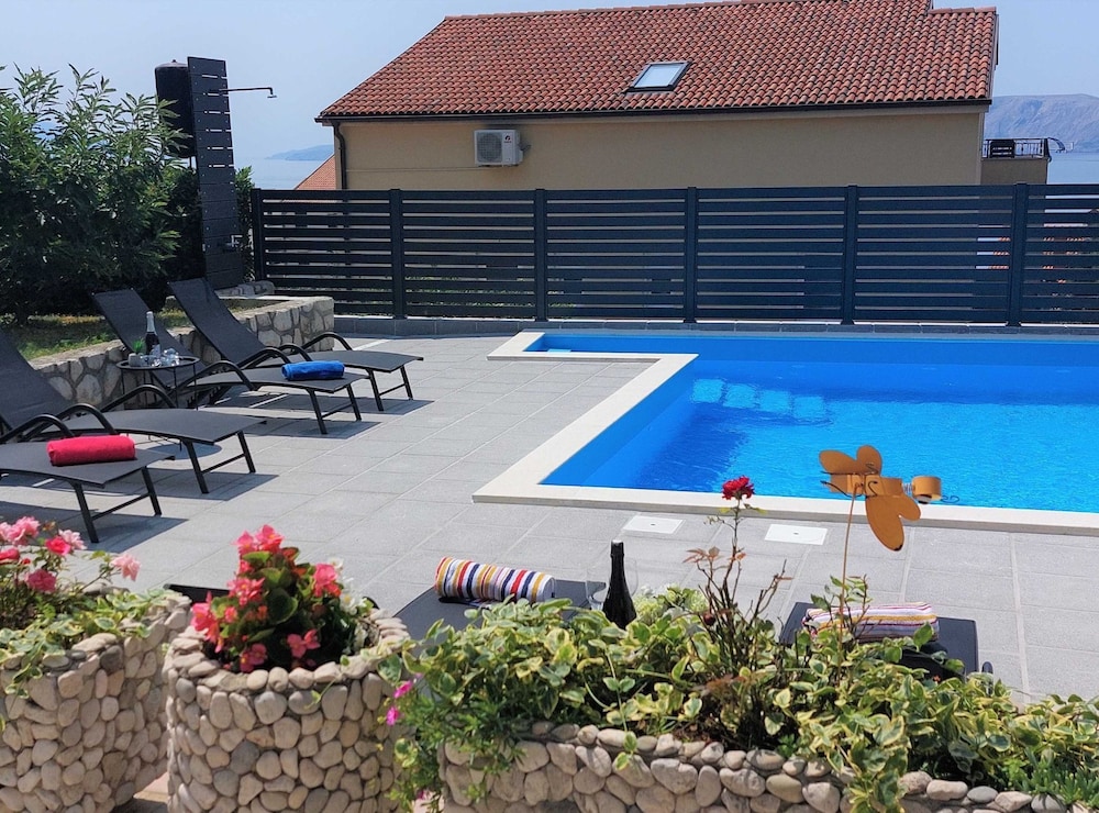 Spacious Novi Vinodolski Apartments With Terrace and Shared Pool