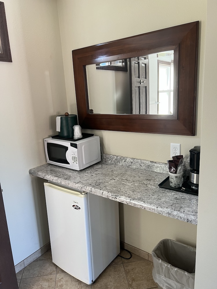 All Star Inn & Suites