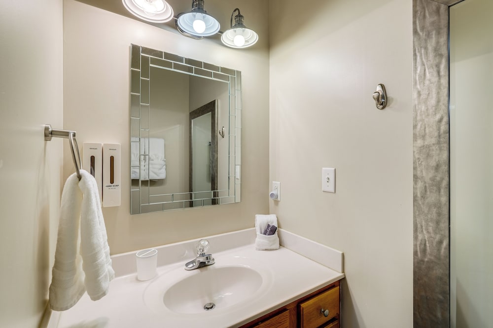 Balcony & Serene Views: Cozy Condo in Huddleston!