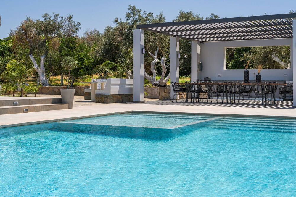 Azatis Luxury Villa view 5