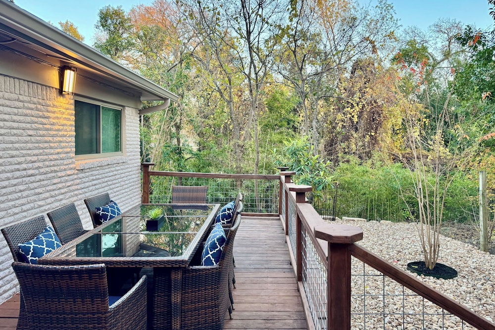 Walk to UT Austin! Charming Duplex w/ Game Room