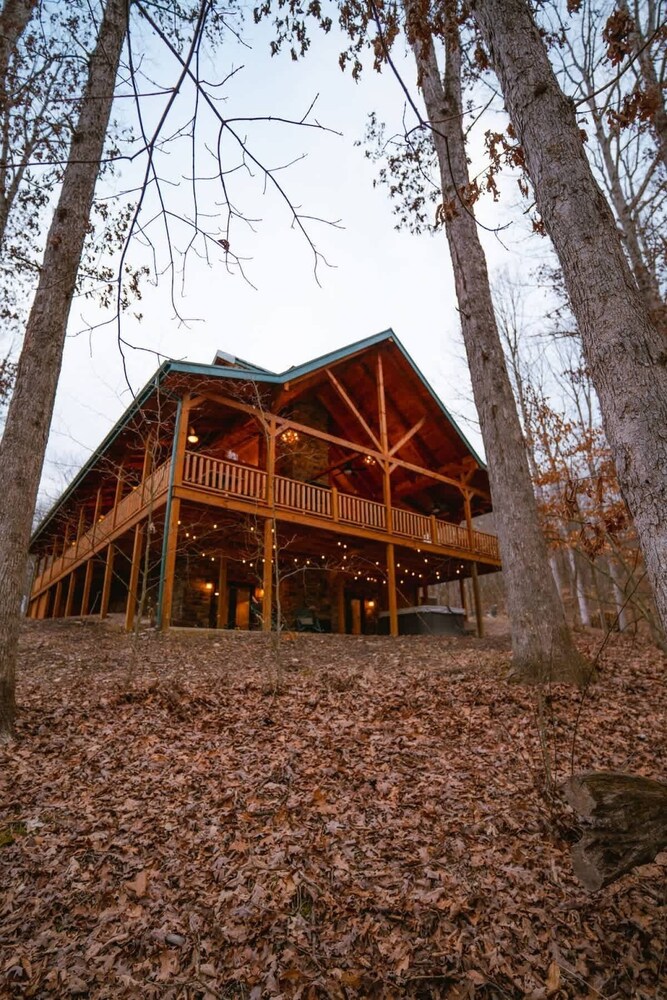 Sleeps 16! Luxury Cabin With Game Room & Hot Tub