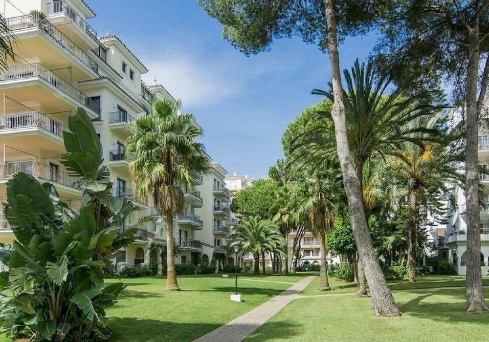Beachfront Urb. Luxury Apartment 1 view 5