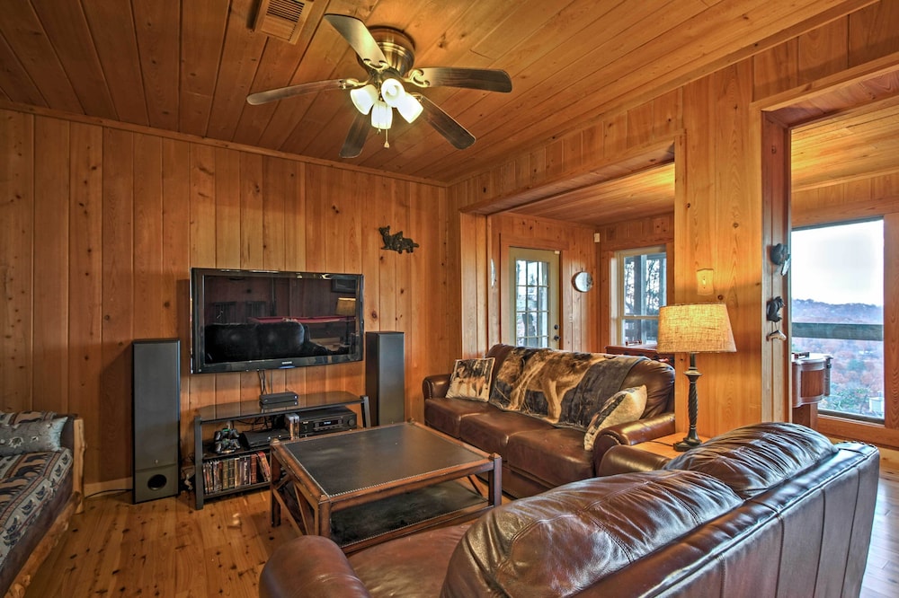 Hot Tub & Mtn Views: Scenic Cabin in Gatlinburg!